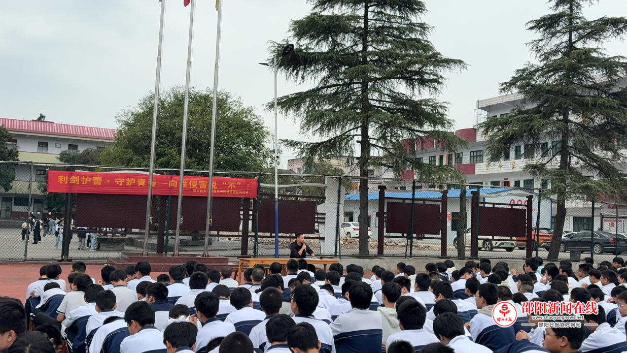 ​洞口县竹市镇中心学校开展青春期专题教育座谈会