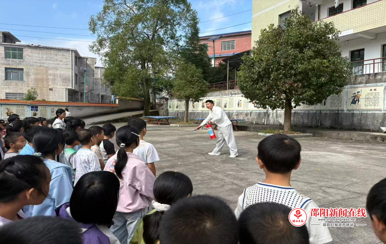 新宁县麻林瑶族乡中心小学开展消防安全疏散演练活动