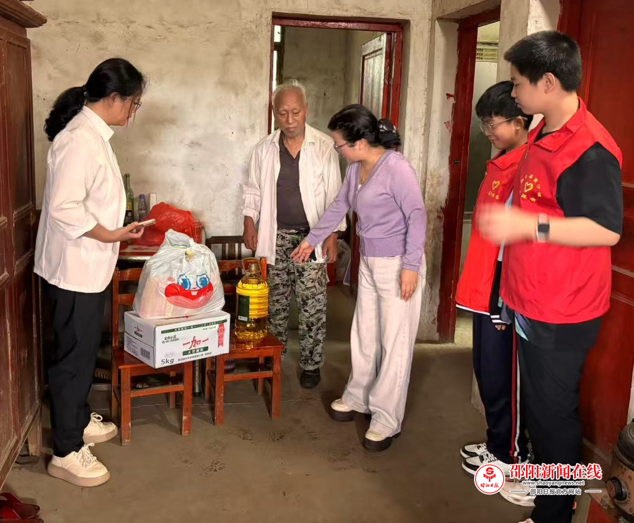洞口县民政局开展敬老月走访慰问活动