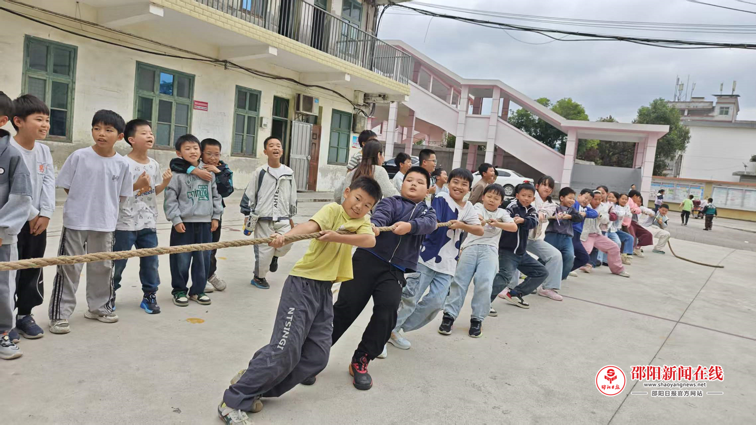 隆回县横板桥镇中心小学开展拔河比赛活动