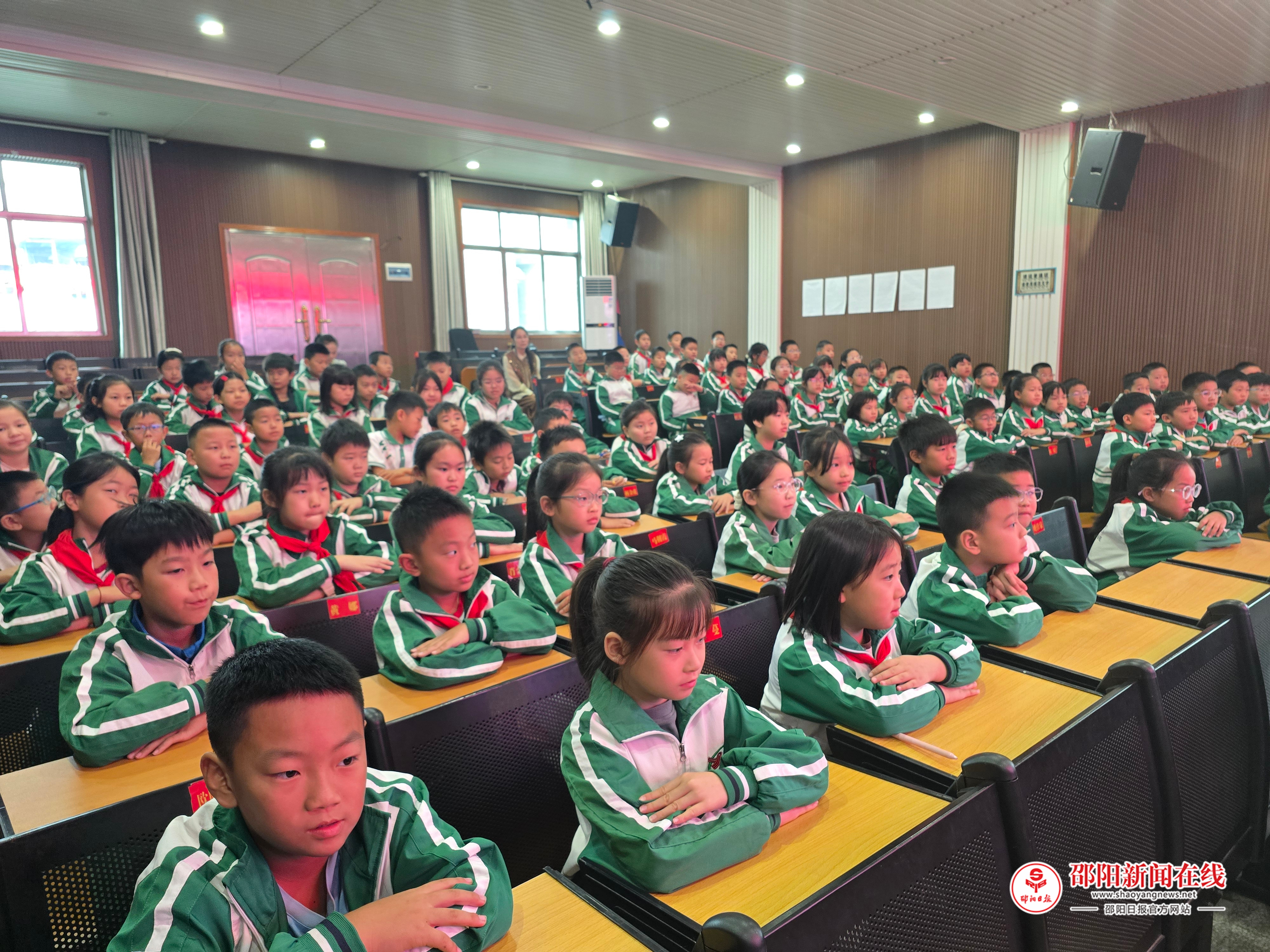 参战老兵尹华炳走进隆回县群贤学校开展爱国主义红色教育讲座