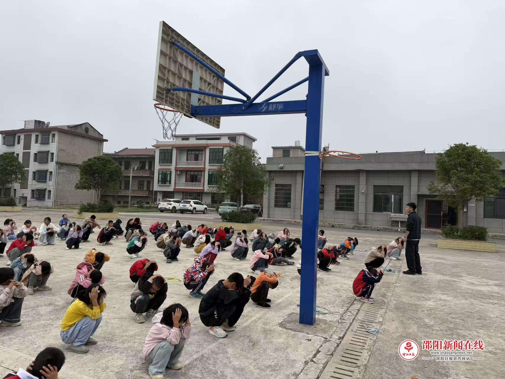 邵东市灵官殿镇诚孚小学开展消防应急疏散演练
