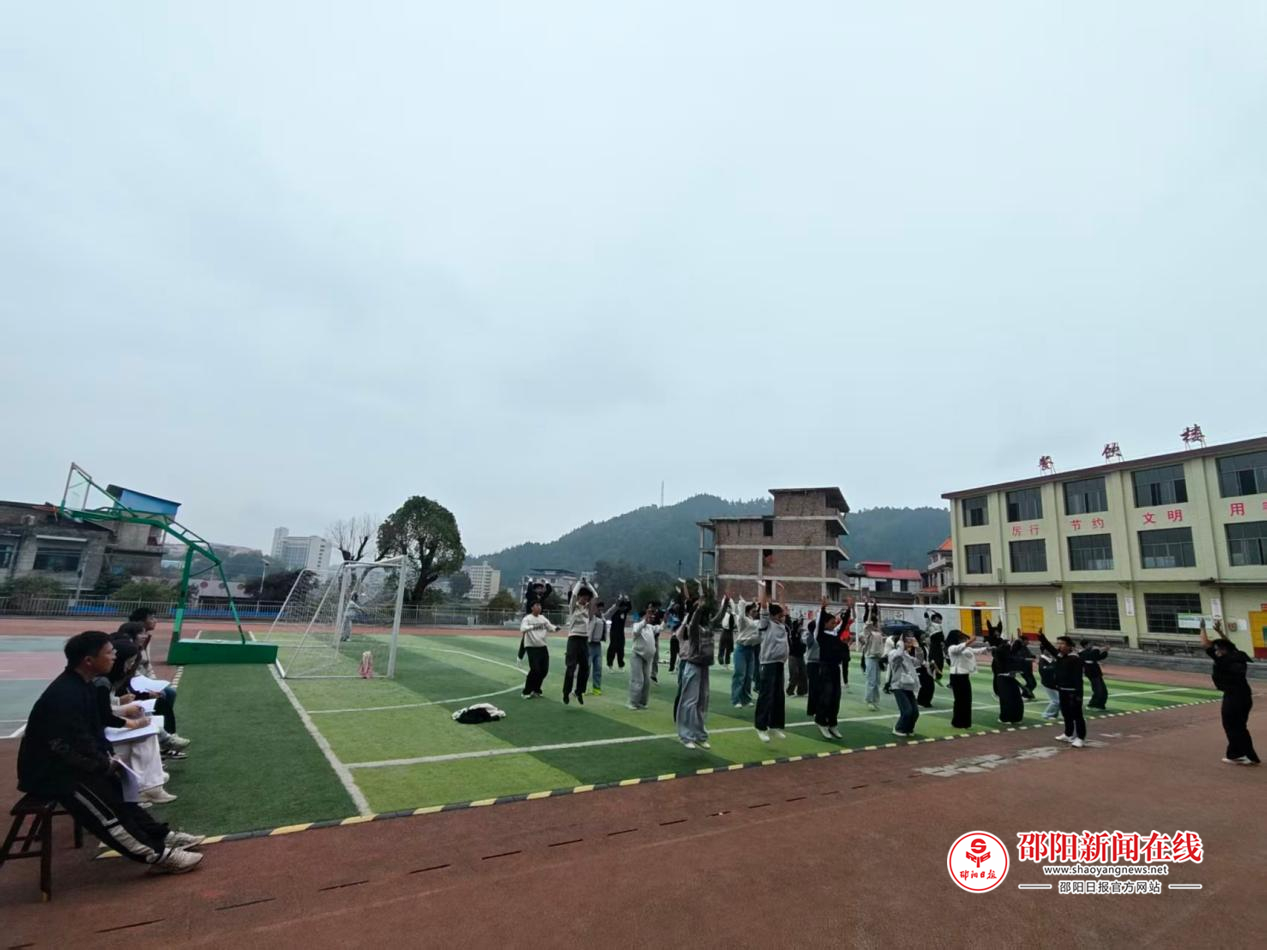 隆回县司门前镇中心学校开展九年级中长跑示范课