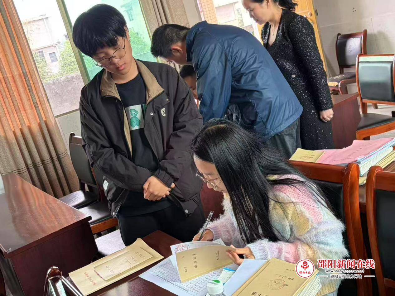 隆回县金石桥镇中心学校到高洲完小开展教学常规检查