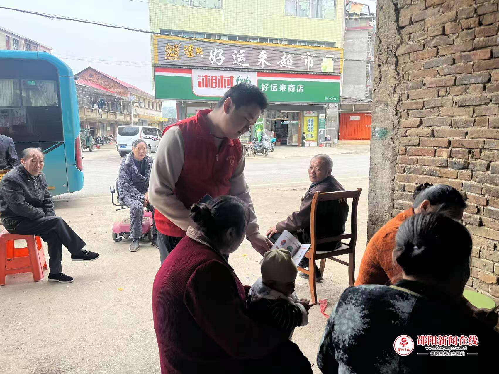 反诈宣传进社区 &nbsp;构筑反诈“心”防线