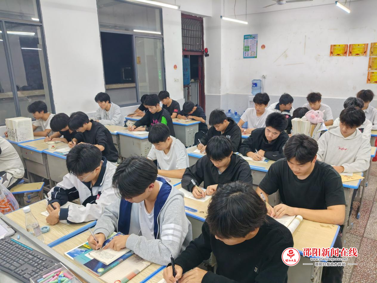邵东职专夜间疏散演练筑牢校园“防火墙”
