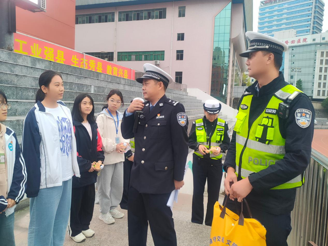 隆回县交通管理大队交警走进隆回一中开展交通安全专题讲座