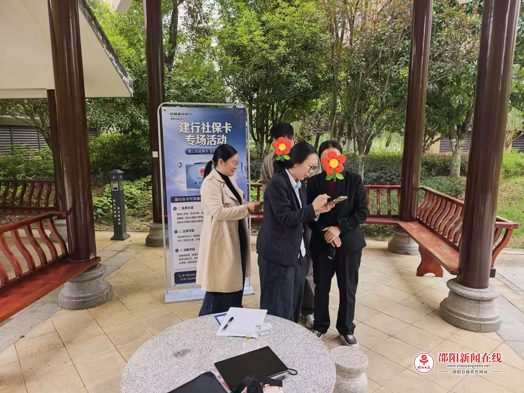 便民换卡进小区 反诈宣传护平安